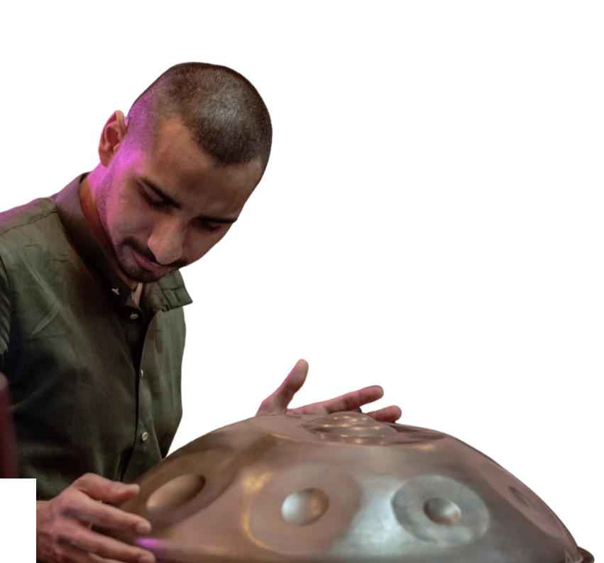 Mai3ya playing handpan